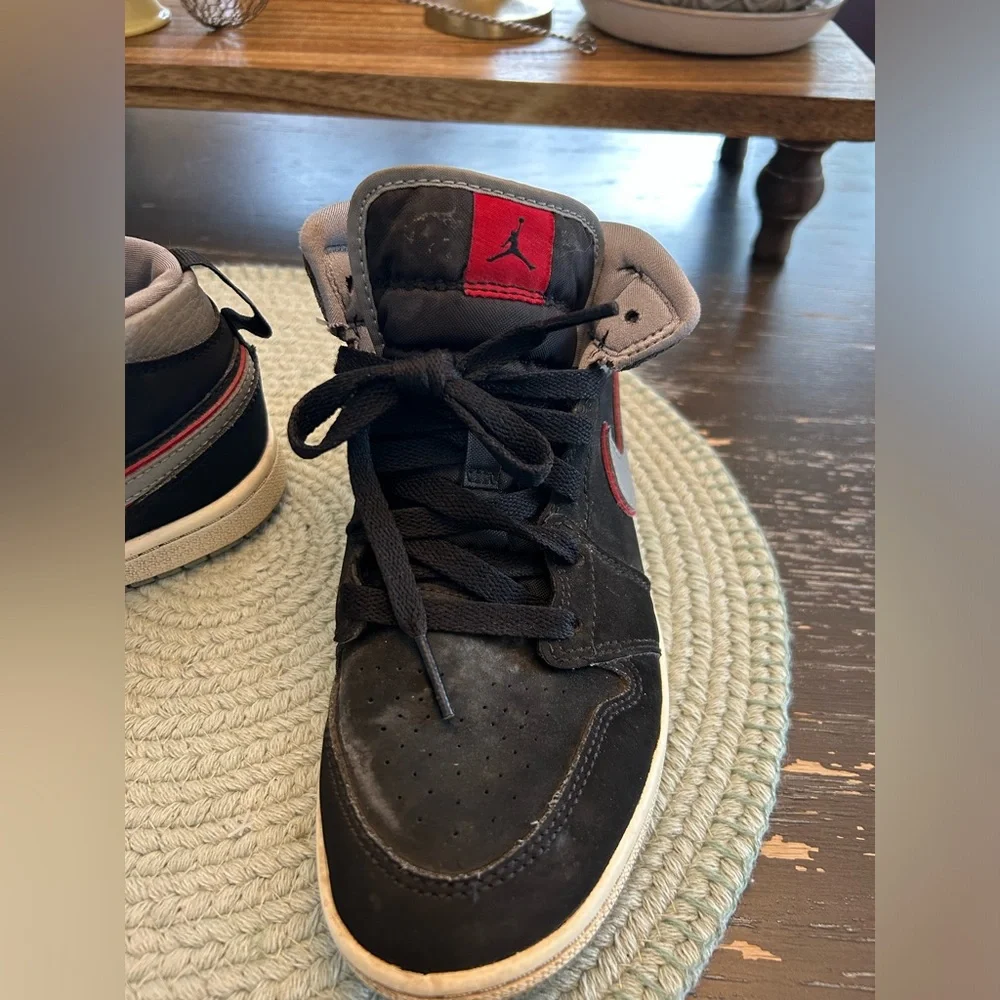Big Kids size 3 Nike Air Jordan shoes. - Picture 4 of 9